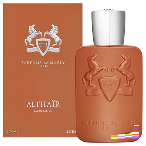 Ein Parfümflasche mit einem Logo von zwei Pferden und einem Schild, neben einer passenden Box. Die Flasche ist orange mit einem silbernen Deckel.
