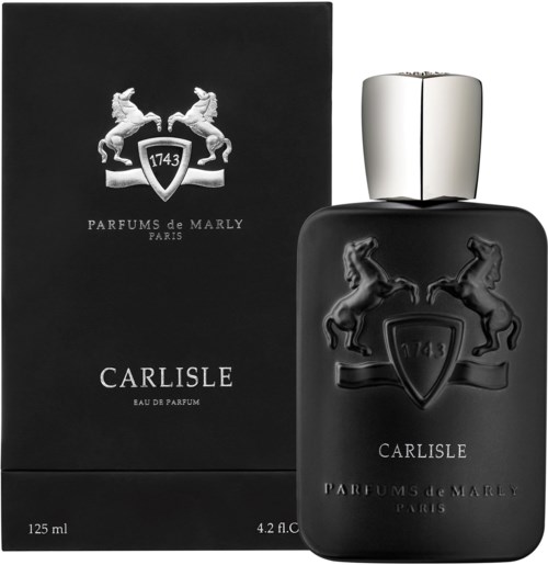 Eine schwarze Parfüflasche mit silberner Kappe und passender Verpackung, mit einem Wappen mit zwei Pferden und dem Text 'Carlisle'.