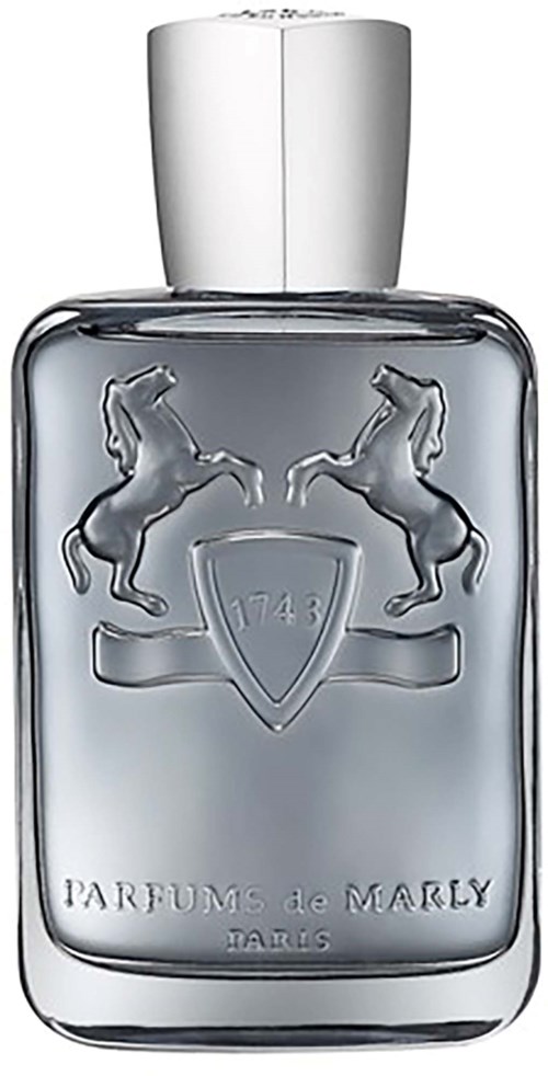 En tydlig parfyllflaska med två upphöjda hästar och en sköld med siffran 1743. "Parfums de Marly" står längst ner.
