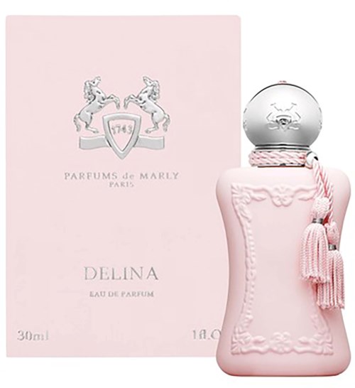 Pinke Parfümsflasche mit Quaste und dekorativem Design, begleitet von einer hellrosa Box mit Wappen und Pferden.
