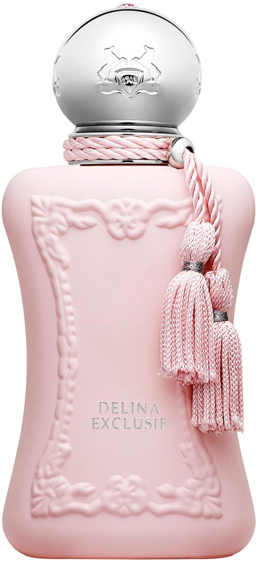 Rosa Parfümflasche mit Verzierungen und einem runden, klaren Deckel mit Logo. Rosa Schleife hängt am Hals.