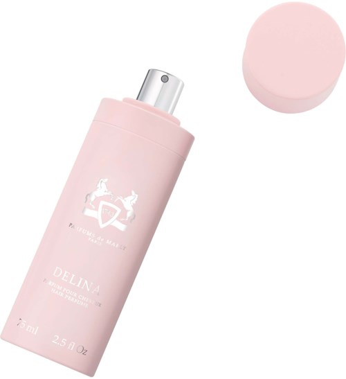 Rosa sprayflaske med hest og skjoldlogo, og en rosa hettet i nærheten.