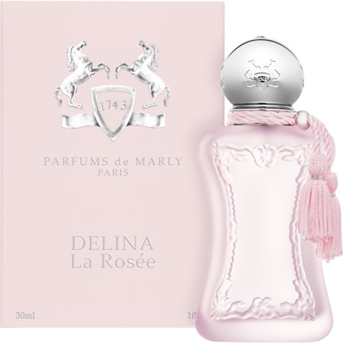Ein rosa Parfümflasche mit Quaste und silberner Kappe neben einer rosa Schachtel mit silbernen Details und Hohlsymbolen.