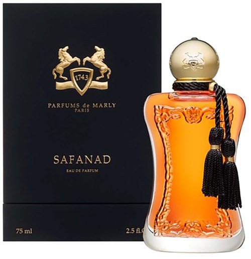 Ein Parfümflasche mit goldener Kappe, orange Flüssigkeit und schwarzer Quaste, neben einer schwarzen Box mit goldenem Wappen und Text.