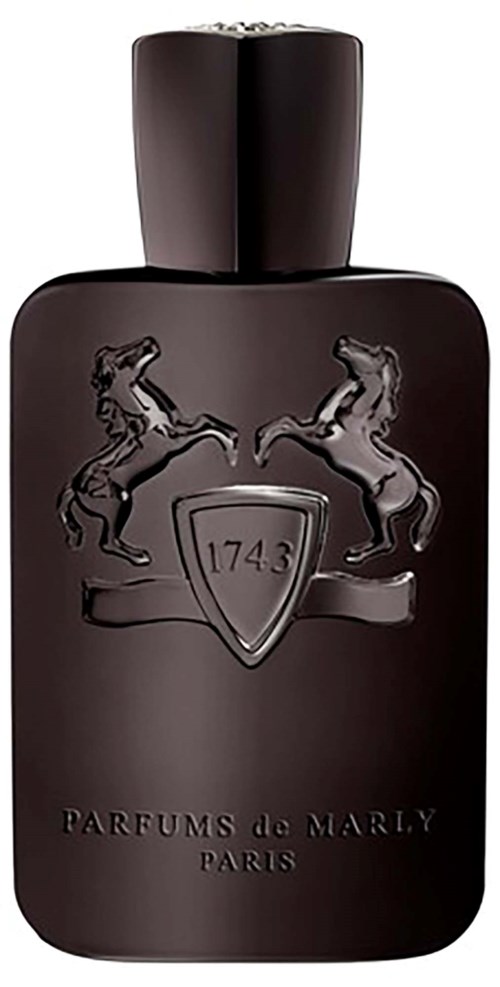 Schwarze Parfümflasche mit einem Wappen zweier aufspringender Pferde und dem Jahr 1743, beschriftet 'Parfums de Marly Paris.'