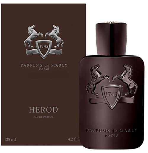 Eine dunkle Parfüfflasche und Verpackung mit einem silbernen Pferd- und Wappensiegel, gekennzeichnet Herod von Parfums de Marly, Paris.