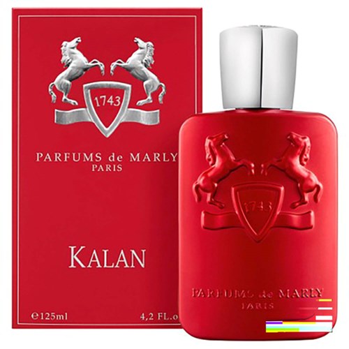 Rote Parfümflasche mit zwei Pferden auf der Vorderseite und einer passenden roten Schachtel.