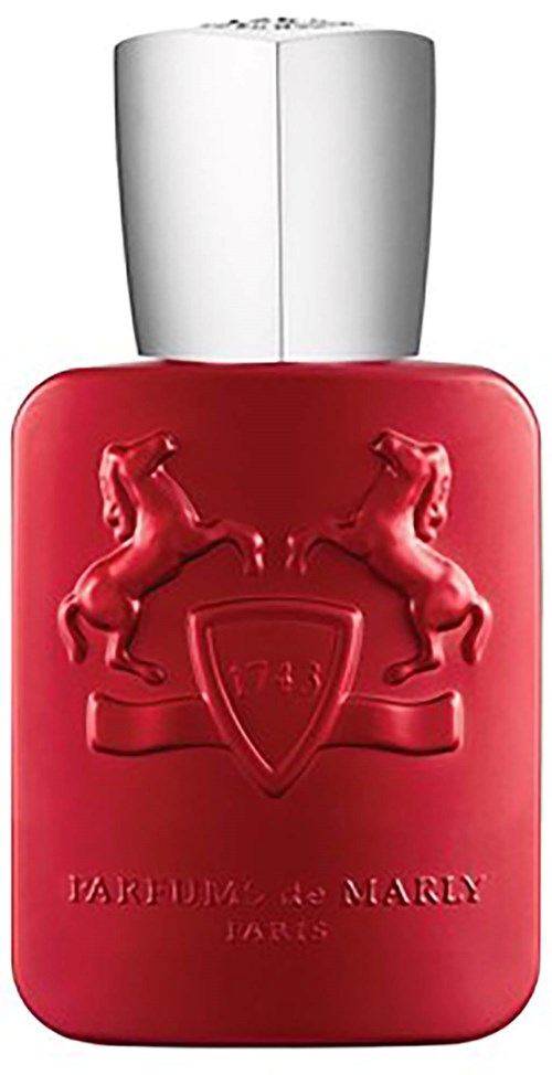 Rote Parfüfflasche mit zwei Pferden und einem Schild in der Mitte, beschriftet 'Parfums de Marly Paris.'
