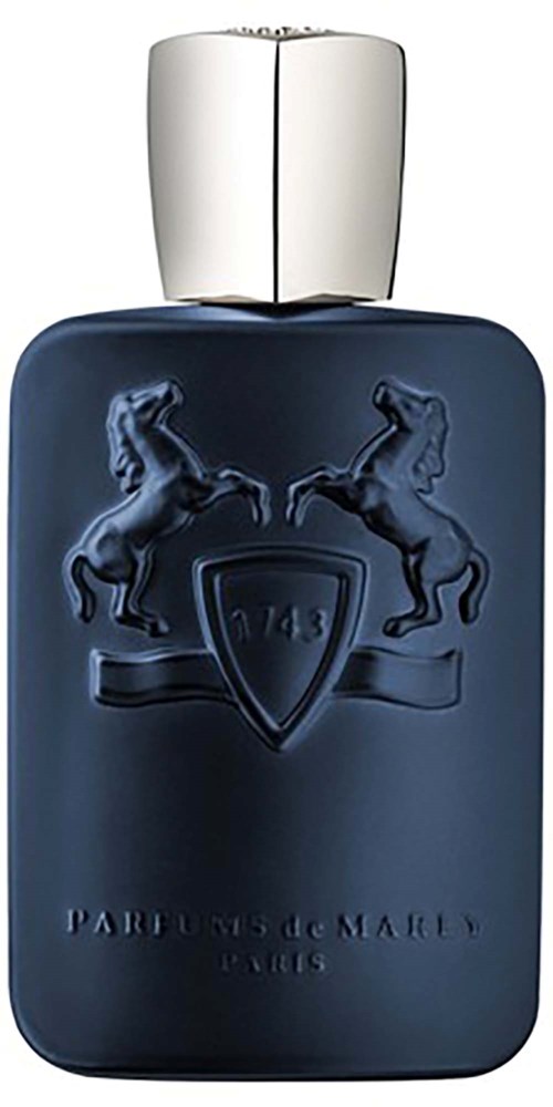 Dunkelblaue Parfümflasche mit silberner Kappe, zeigt zwei Löwen und ein Schild. Text sagt 'PARFUMS de MARLY PARIS.'