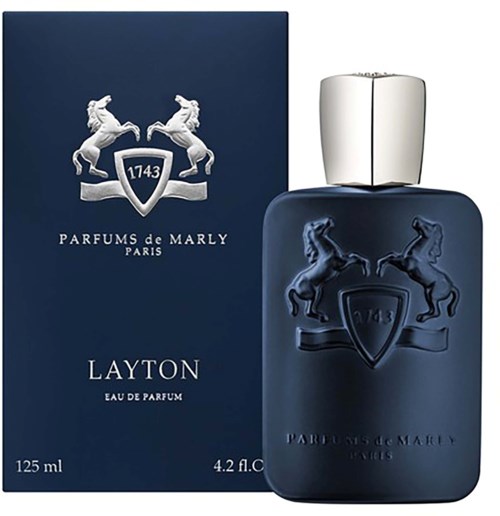 Eine dunkelblaue Parfürflasche und passende Box mit Pferd- und Schildlogo, sowie Text für Layton Eau de Parfum.