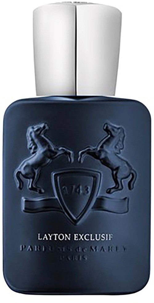 Dunkelblaue Flasche mit einem Logo aus zwei Pferden und einem Schild, beschriftet 'Layton Exclusif'. Silberner Deckel.