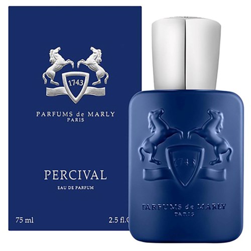 Eine blaue Parfümflasche mit silberner Kappe, zeigt ein Wappen mit zwei aufrechten Pferden und den Markennamen.