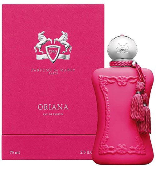 Eine rosafarbene Parfümflasche mit Rahmen und Quaste, neben einer passenden rosa Box mit Logo.