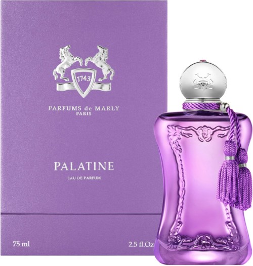 Eine lila Parfümflasche mit eleganten Design, silberner Kappe und lila Quaste, neben einer lila Box mit silbernem Emblem.
