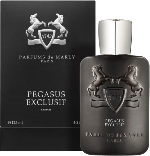Eine schwarze Parfüfflasche mit zwei Pferden und einem Schild, zusammen mit einer passenden Box, gekennzeichnet Pegasus Exquisif.