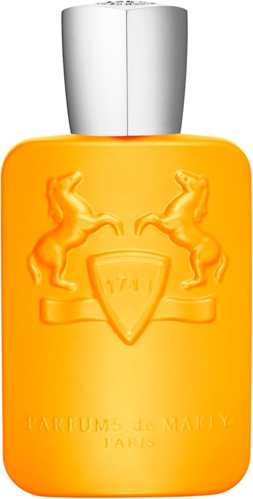 Eine leuchtend orangefarbene Parfümflasche mit silberner Kappe, mit zwei galoppierenden Pferden und einem Schild auf der Vorderseite.