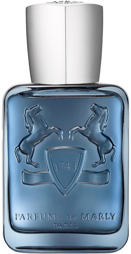 Blasflasche aus Glas mit zwei galoppierenden Pferden und einem Schild, beschriftet 'Parfums de Marly.'