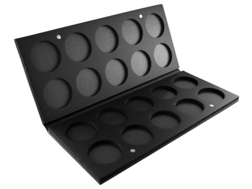 Een zwarte make-up palette met ronde secties voor oogschaduw of blush, geopend om lege vakjes te tonen.