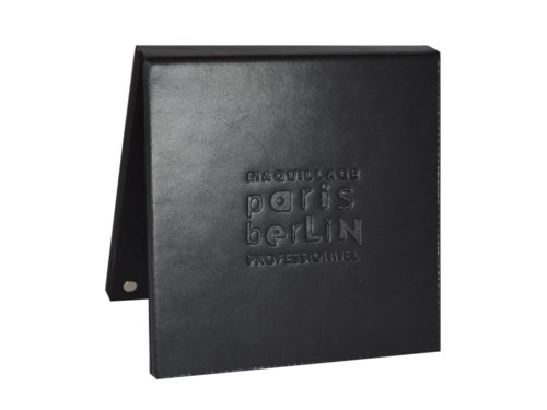Zwart notitieboek met embossed tekst: "unglaublich peris berlin professionell."