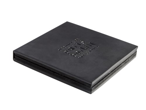 Een zwarte make-up palette met een getextureerde deksel en een spiegel erin.