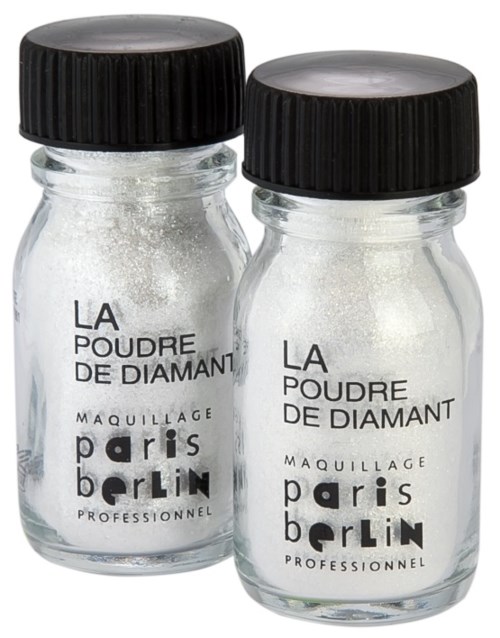 Twee kleine glazen flesjes met zwarte deksels bevatten wit poeder, gelabeld als diamantsstof voor make-up door Paris Berlin.