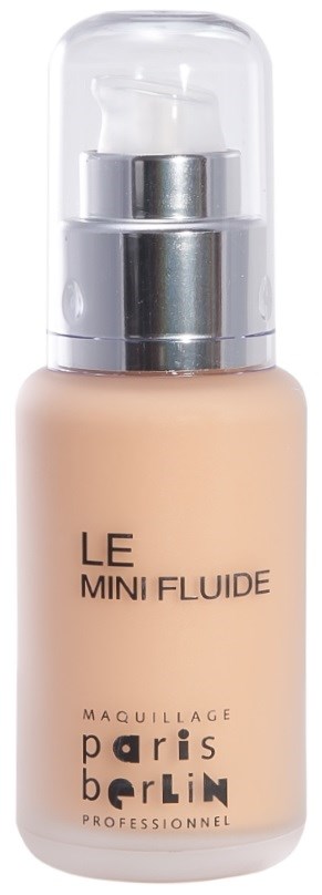 Een klein flesje foundation met pomp, gelabeld 'Le Mini Fluide' door Paris Berlin, voor make-up.