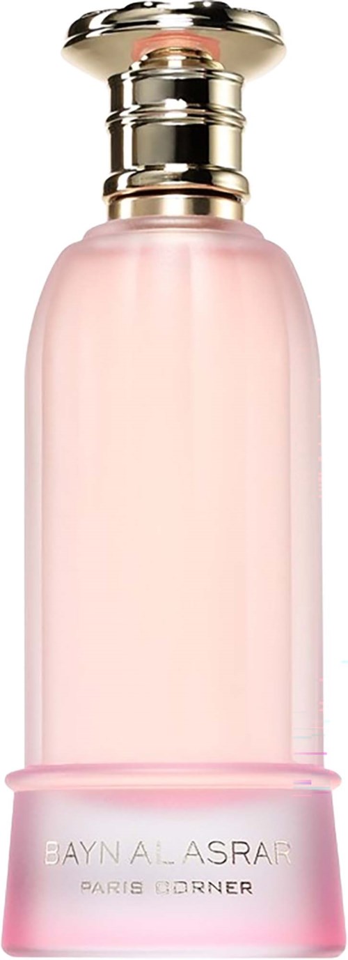 Eine rosa Parfümflasche mit silberner Kappe und rundem Boden. Der Markenname ist am unteren Teil.