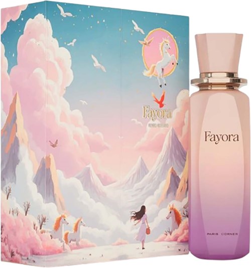 En rosa flaske Fayora-parfyme med en fantasifull bakgrunn av fjell, skyer, enhjørninger og en jente.