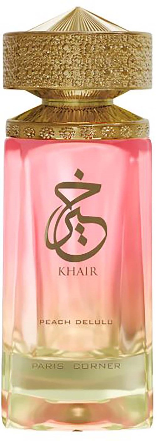 Een parfumfles met roze en gele vloeistof, gouden dop en Arabisch tekst genaamd Khair Peach Delulu.