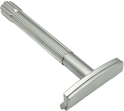 En rakkniv med silverhandtag och blad, används för rakning. Den har en kurvad kant och en enkel design.