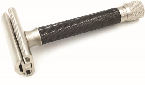 En sikkerhetshøvel med svart håndtak, sølvhode og teksturert grep for barbering.