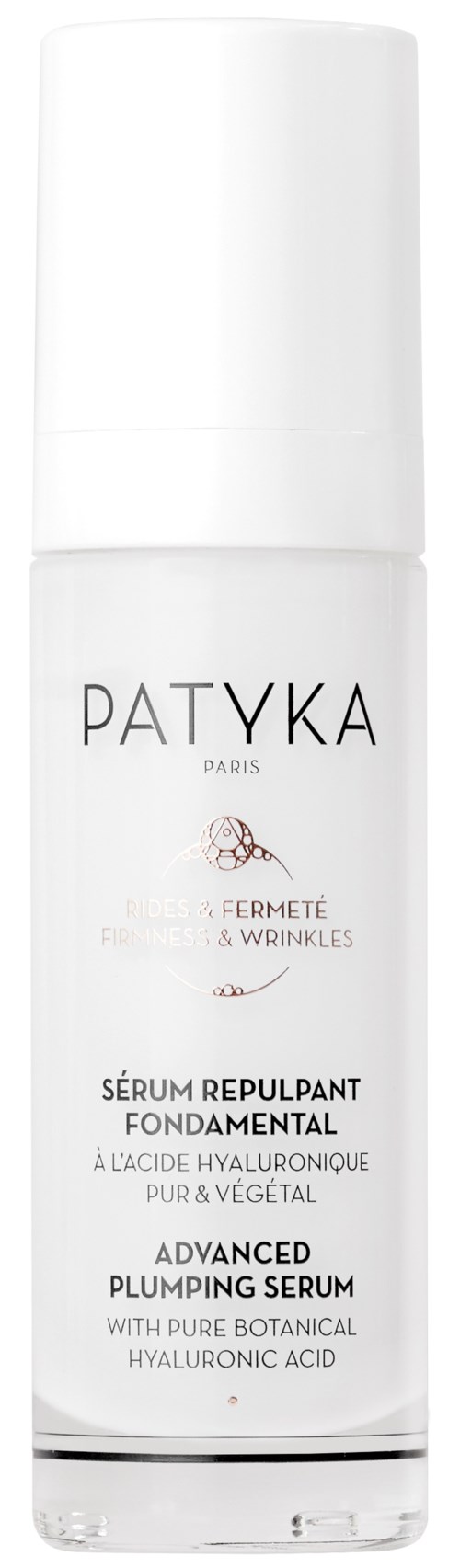 Eine weiße Flasche mit schwarzem und rosa Text, gekennzeichnet als Patyka Serum gegen Falten und für Straffung, mit Pumpe. 