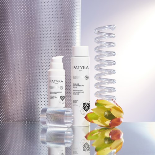Es gibt Hautpflegeprodukte, ein Blumendesign und eine geschnittene Frucht mit grünem Inneren.