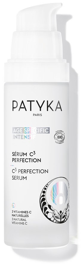Eine weiße Flasche mit Pumpe, mit der Aufschrift Patyka Paris, enthält C3 Perfection Serum mit Vitaminen und natürlichen Inhaltsstoffen.