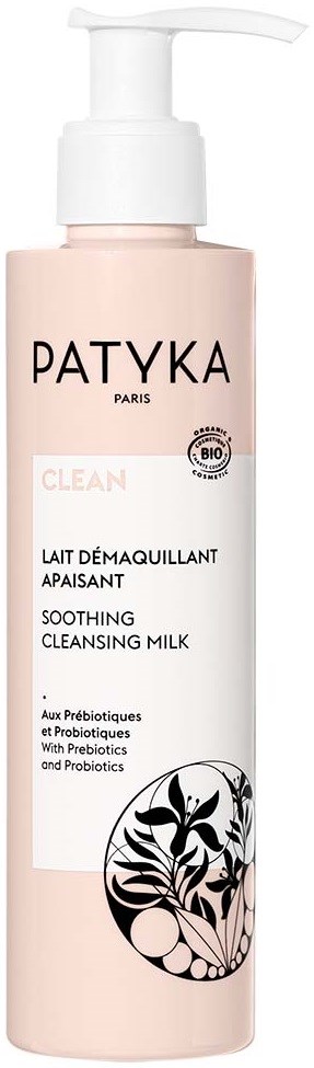 Eine hellrosa Flasche mit Pumpaufsatz, etikettiert Patyka Paris, für beruhigende Reinigungsmilch mit botanischen Illustrationen.