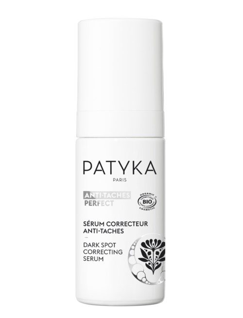 Eine weiße Flasche mit schwarzem Text. Es ist ein dunkle Flecken korrigierendes Serum von PATYKA Paris. Das Etikett erwähnt Anti-Taches und bio.