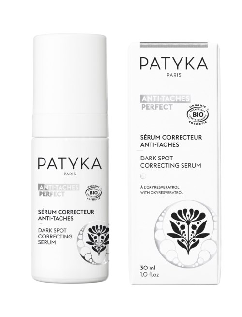 Eine weiße Flasche und Paket von Patyka aus Paris, gegen dunkle Flecken, bio und für Anti-Flecken.