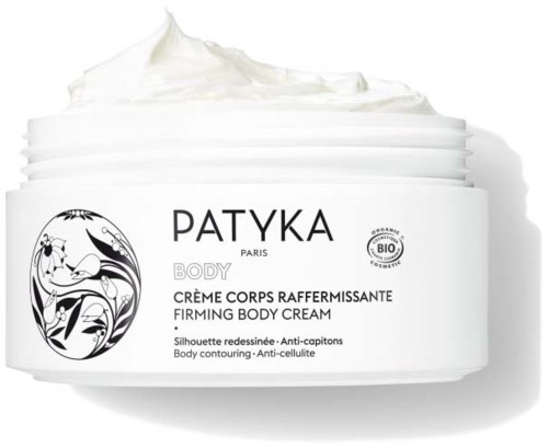 Ein weißer Behälter mit Patyka festigender Körpercreme, leichter geschlagener Textur und einem schwarzen Logo auf der Vorderseite.
