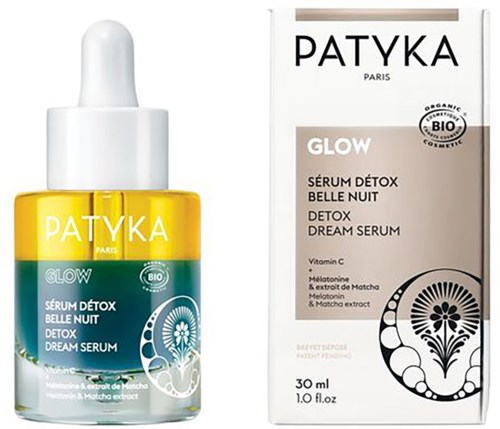 Eine Serumflasche und eine Verpackung von PATYKA Glow Detox Dream Serum mit Inhaltsstoffen wie Vitamin C, Melatonin und Matcha-Extrakt.