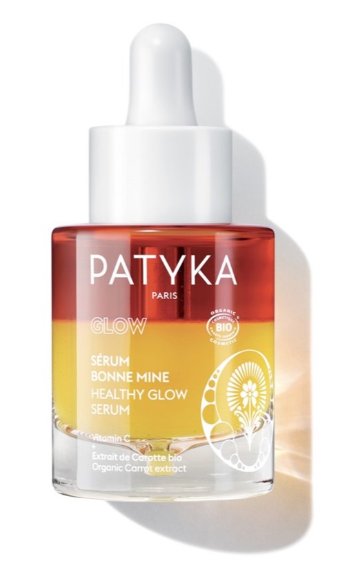 Kleine, transparente Flasche mit orange- und gelber Etikett, weißer Pipette an der Spitze, beschriftet Patyka Paris.