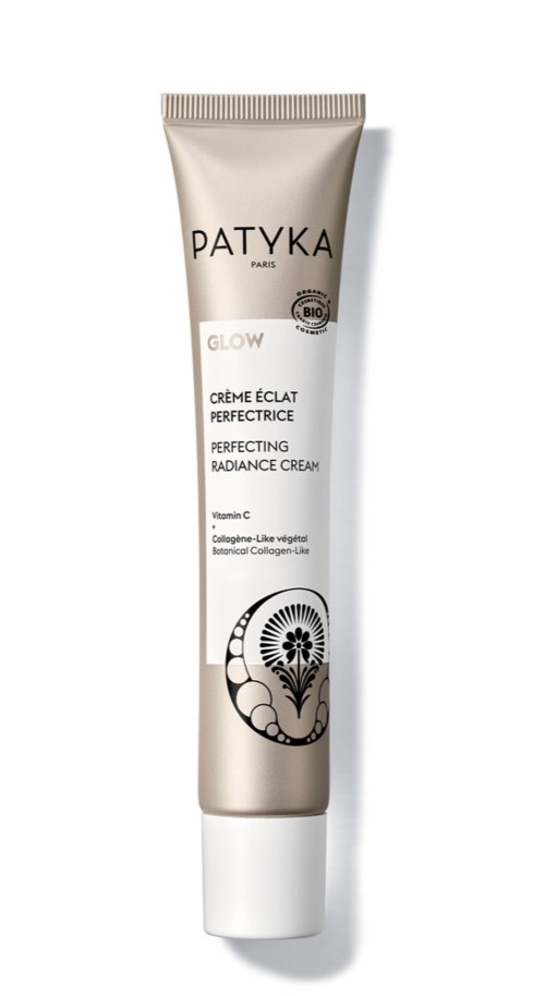 Een tube Patyka Glow perfectionerende radiance crème met witte dop en bloemenlogo.
