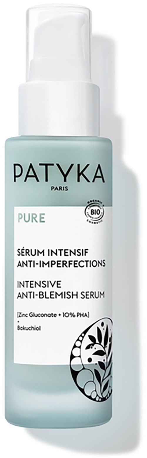 Eine hellblaue Flasche mit weißem Pumpen, beschriftet 'Patyka' und 'Pure', für Anti-Rötungs-Serum.
