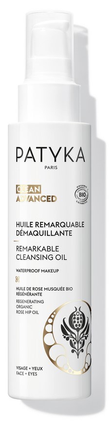 Eine weiße Flasche mit Pumpkopf, Label PATYKA, enthält bemerkenswertes Reinigungsol for wasserfestes Make-up, mit Rose und Bio-Zutaten.