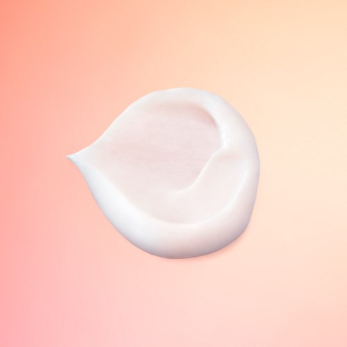 Eine weiße, gebogene Keramikschüssel mit kleinem Ausguss vor einem pink-orangenen Farbverlauf.