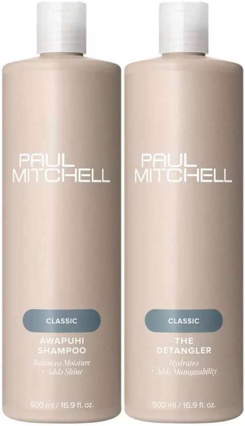 Kaksi beigeä Paul Mitchell -shampooltä ja hoitoainetta, merkitty "Classic" ja "Awapuhi Shampoo" ja "The Detangler."