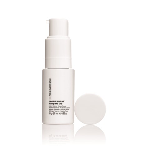 Een witte fles met pomp, gemarkeerd 'InvisibleWear Pump Me Up,' en een ronde witte applicator.