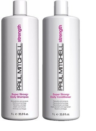 Två vita flaskor märkta Paul Mitchell Super Strong Daily Shampoo och Conditioner. De står upprätt, med rosa och svart text.
