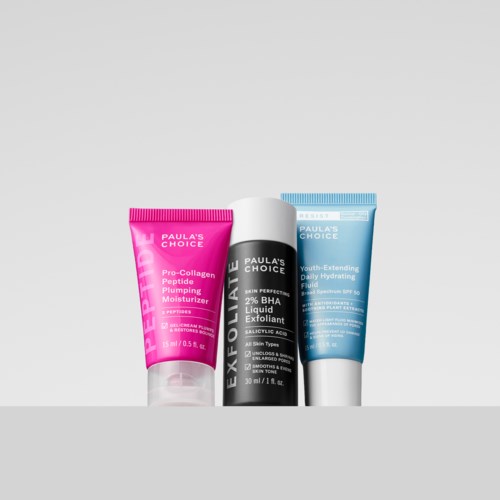 Tre hudvårdsprodukter från Paulas Choice: en rosa Pro-Collagen fuktighetskräm, en svart exfoliant och en blå återfuktande vätska.