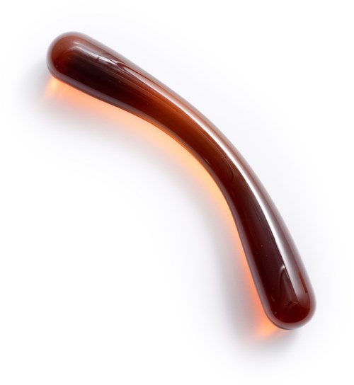 Ein braunes, gebogenes, langes Objekt mit einem Licht darunter, ähnelt einem Telefonhörer.
