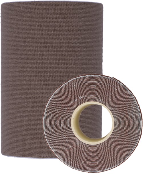 Ein großer Stoffrolle und eine kleinere Tape-Rolle auf weißem Hintergrund.